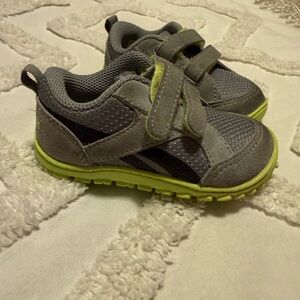 Reebok Peek N' Fit Size 4 Baby Shoes Gray and Green